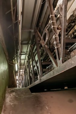 Prag Metro 'nun A hattı kabaca kuzeybatıdan geçiyor ve yeşille işaretlenmiş. 17 istasyonu var.