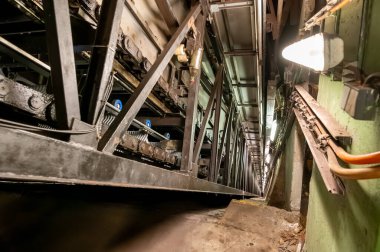 Prag Metro 'nun A hattı kabaca kuzeybatıdan geçiyor ve yeşille işaretlenmiş. 17 istasyonu var.