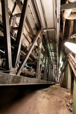 Prag Metro 'nun A hattı kabaca kuzeybatıdan geçiyor ve yeşille işaretlenmiş. 17 istasyonu var.