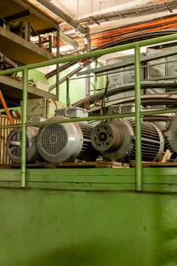 Prag Metro 'nun A hattı kabaca kuzeybatıdan geçiyor ve yeşille işaretlenmiş. 17 istasyonu var.