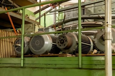 Prag Metro 'nun A hattı kabaca kuzeybatıdan geçiyor ve yeşille işaretlenmiş. 17 istasyonu var.