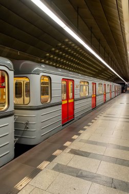 Çek Cumhuriyeti 'nin başkentinde toplu taşıma araçlarının bel kemiği olan metro ağındaki Prag Toplu Taşımacılık Şirketi tarafından işletilen beş arabalık bir metro treni..