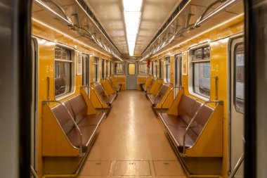 Çek Cumhuriyeti 'nin başkentinde toplu taşıma araçlarının bel kemiği olan metro ağındaki Prag Toplu Taşımacılık Şirketi tarafından işletilen beş arabalık bir metro treni..