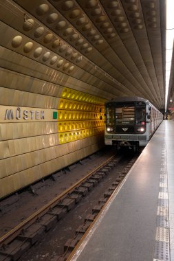 Çek Cumhuriyeti 'nin başkentinde toplu taşıma araçlarının bel kemiği olan metro ağındaki Prag Toplu Taşımacılık Şirketi tarafından işletilen beş arabalık bir metro treni..