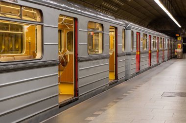 Çek Cumhuriyeti 'nin başkentinde toplu taşıma araçlarının bel kemiği olan metro ağındaki Prag Toplu Taşımacılık Şirketi tarafından işletilen beş arabalık bir metro treni..