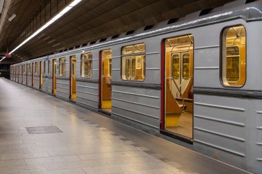 Çek Cumhuriyeti 'nin başkentinde toplu taşıma araçlarının bel kemiği olan metro ağındaki Prag Toplu Taşımacılık Şirketi tarafından işletilen beş arabalık bir metro treni..