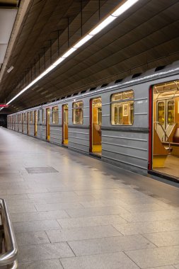 Çek Cumhuriyeti 'nin başkentinde toplu taşıma araçlarının bel kemiği olan metro ağındaki Prag Toplu Taşımacılık Şirketi tarafından işletilen beş arabalık bir metro treni..