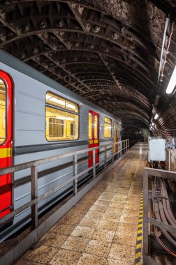 Çek Cumhuriyeti 'nin başkentinde toplu taşıma araçlarının bel kemiği olan metro ağındaki Prag Toplu Taşımacılık Şirketi tarafından işletilen beş arabalık bir metro treni..