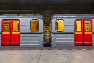 Çek Cumhuriyeti 'nin başkentinde toplu taşıma araçlarının bel kemiği olan metro ağındaki Prag Toplu Taşımacılık Şirketi tarafından işletilen beş arabalık bir metro treni..