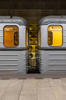 Çek Cumhuriyeti 'nin başkentinde toplu taşıma araçlarının bel kemiği olan metro ağındaki Prag Toplu Taşımacılık Şirketi tarafından işletilen beş arabalık bir metro treni..