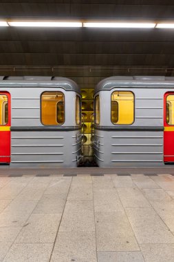 Çek Cumhuriyeti 'nin başkentinde toplu taşıma araçlarının bel kemiği olan metro ağındaki Prag Toplu Taşımacılık Şirketi tarafından işletilen beş arabalık bir metro treni..