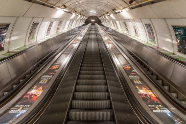 Prag Metro 'nun A hattı kabaca kuzeybatıdan geçiyor ve yeşille işaretlenmiş. 17 istasyonu var.