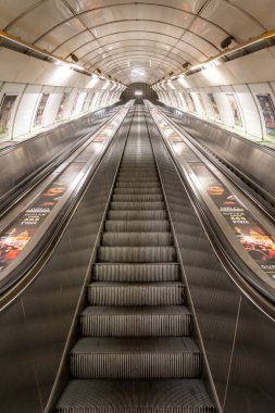 Prag Metro 'nun A hattı kabaca kuzeybatıdan geçiyor ve yeşille işaretlenmiş. 17 istasyonu var.