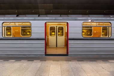 Çek Cumhuriyeti 'nin başkentinde toplu taşıma araçlarının bel kemiği olan metro ağındaki Prag Toplu Taşımacılık Şirketi tarafından işletilen beş arabalık bir metro treni..
