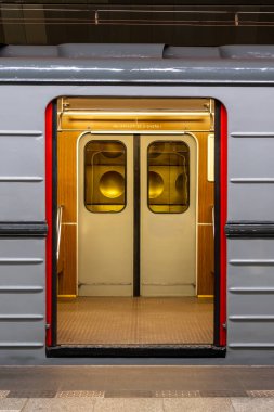 Çek Cumhuriyeti 'nin başkentinde toplu taşıma araçlarının bel kemiği olan metro ağındaki Prag Toplu Taşımacılık Şirketi tarafından işletilen beş arabalık bir metro treni..