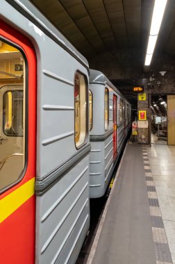 Çek Cumhuriyeti 'nin başkentinde toplu taşıma araçlarının bel kemiği olan metro ağındaki Prag Toplu Taşımacılık Şirketi tarafından işletilen beş arabalık bir metro treni..
