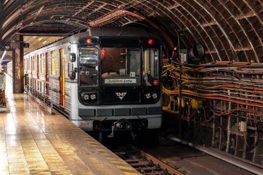 Çek Cumhuriyeti 'nin başkentinde toplu taşıma araçlarının bel kemiği olan metro ağındaki Prag Toplu Taşımacılık Şirketi tarafından işletilen beş arabalık bir metro treni..