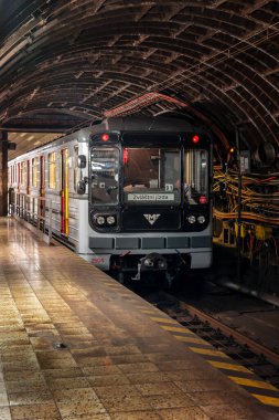 Çek Cumhuriyeti 'nin başkentinde toplu taşıma araçlarının bel kemiği olan metro ağındaki Prag Toplu Taşımacılık Şirketi tarafından işletilen beş arabalık bir metro treni..