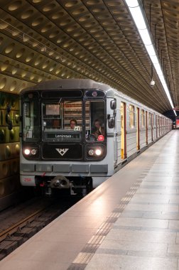Çek Cumhuriyeti 'nin başkentinde toplu taşıma araçlarının bel kemiği olan metro ağındaki Prag Toplu Taşımacılık Şirketi tarafından işletilen beş arabalık bir metro treni..