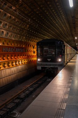 Çek Cumhuriyeti 'nin başkentinde toplu taşıma araçlarının bel kemiği olan metro ağındaki Prag Toplu Taşımacılık Şirketi tarafından işletilen beş arabalık bir metro treni..