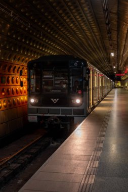 Çek Cumhuriyeti 'nin başkentinde toplu taşıma araçlarının bel kemiği olan metro ağındaki Prag Toplu Taşımacılık Şirketi tarafından işletilen beş arabalık bir metro treni..