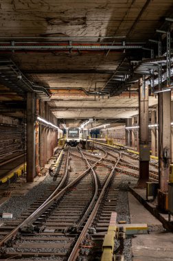 Prag Metro 'nun A hattı kabaca kuzeybatıdan geçiyor ve yeşille işaretlenmiş. 17 istasyonu var.