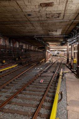 Prag Metro 'nun A hattı kabaca kuzeybatıdan geçiyor ve yeşille işaretlenmiş. 17 istasyonu var.