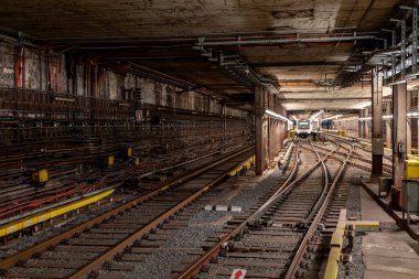 Prag Metro 'nun A hattı kabaca kuzeybatıdan geçiyor ve yeşille işaretlenmiş. 17 istasyonu var.
