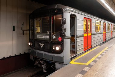 Çek Cumhuriyeti 'nin başkentinde toplu taşıma araçlarının bel kemiği olan metro ağındaki Prag Toplu Taşımacılık Şirketi tarafından işletilen beş arabalık bir metro treni..