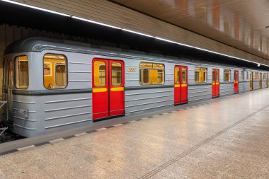 Çek Cumhuriyeti 'nin başkentinde toplu taşıma araçlarının bel kemiği olan metro ağındaki Prag Toplu Taşımacılık Şirketi tarafından işletilen beş arabalık bir metro treni..