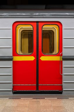 Çek Cumhuriyeti 'nin başkentinde toplu taşıma araçlarının bel kemiği olan metro ağındaki Prag Toplu Taşımacılık Şirketi tarafından işletilen beş arabalık bir metro treni..