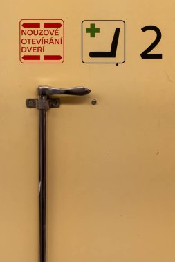Çek Cumhuriyeti 'nin başkentinde toplu taşıma araçlarının bel kemiği olan metro ağındaki Prag Toplu Taşımacılık Şirketi tarafından işletilen beş arabalık bir metro treni..