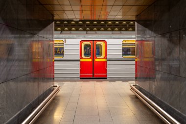 Çek Cumhuriyeti 'nin başkentinde toplu taşıma araçlarının bel kemiği olan metro ağındaki Prag Toplu Taşımacılık Şirketi tarafından işletilen beş arabalık bir metro treni..