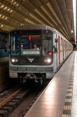 Çek Cumhuriyeti 'nin başkentinde toplu taşıma araçlarının bel kemiği olan metro ağındaki Prag Toplu Taşımacılık Şirketi tarafından işletilen beş arabalık bir metro treni..