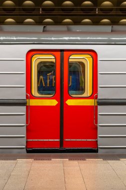 Çek Cumhuriyeti 'nin başkentinde toplu taşıma araçlarının bel kemiği olan metro ağındaki Prag Toplu Taşımacılık Şirketi tarafından işletilen beş arabalık bir metro treni..