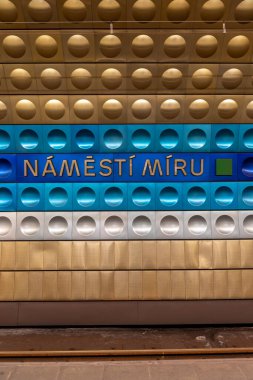 Prag Metro 'nun A hattı kabaca kuzeybatıdan geçiyor ve yeşille işaretlenmiş. 17 istasyonu var.