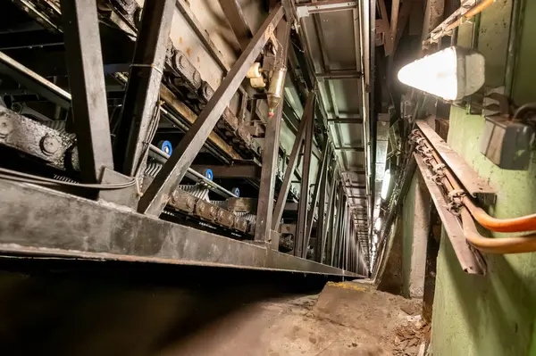 Prag Metro 'nun A hattı kabaca kuzeybatıdan geçiyor ve yeşille işaretlenmiş. 17 istasyonu var.