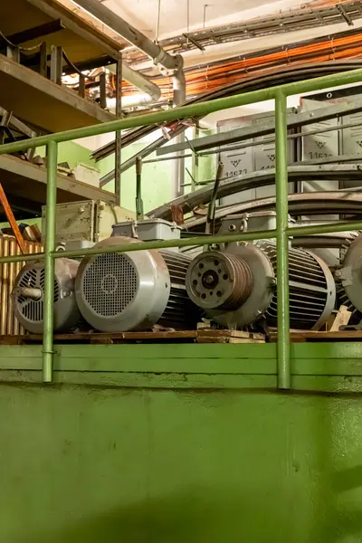 Prag Metro 'nun A hattı kabaca kuzeybatıdan geçiyor ve yeşille işaretlenmiş. 17 istasyonu var.