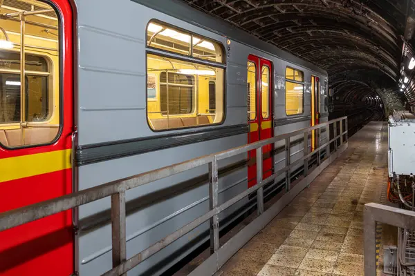 Çek Cumhuriyeti 'nin başkentinde toplu taşıma araçlarının bel kemiği olan metro ağındaki Prag Toplu Taşımacılık Şirketi tarafından işletilen beş arabalık bir metro treni..