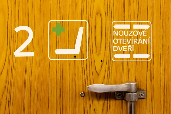 Çek Cumhuriyeti 'nin başkentinde toplu taşıma araçlarının bel kemiği olan metro ağındaki Prag Toplu Taşımacılık Şirketi tarafından işletilen beş arabalık bir metro treni..