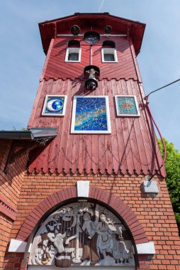İlk Çek köyü astronomik saati. Astronomik saat eski itfaiye istasyonunun kulesine monte edilmiştir. Yazarı Martin Chaloupka 'ydı..
