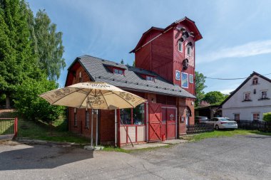 İlk Çek köyü astronomik saati. Astronomik saat eski itfaiye istasyonunun kulesine monte edilmiştir. Yazarı Martin Chaloupka 'ydı..