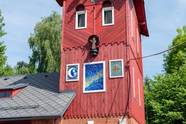 İlk Çek köyü astronomik saati. Astronomik saat eski itfaiye istasyonunun kulesine monte edilmiştir. Yazarı Martin Chaloupka 'ydı..
