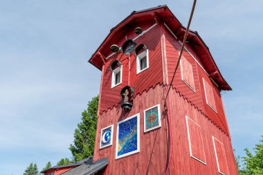 İlk Çek köyü astronomik saati. Astronomik saat eski itfaiye istasyonunun kulesine monte edilmiştir. Yazarı Martin Chaloupka 'ydı..