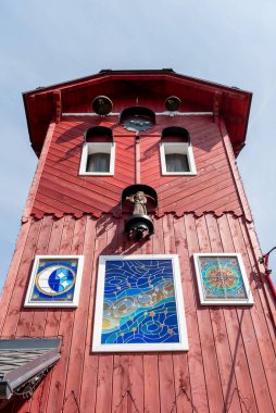 İlk Çek köyü astronomik saati. Astronomik saat eski itfaiye istasyonunun kulesine monte edilmiştir. Yazarı Martin Chaloupka 'ydı..