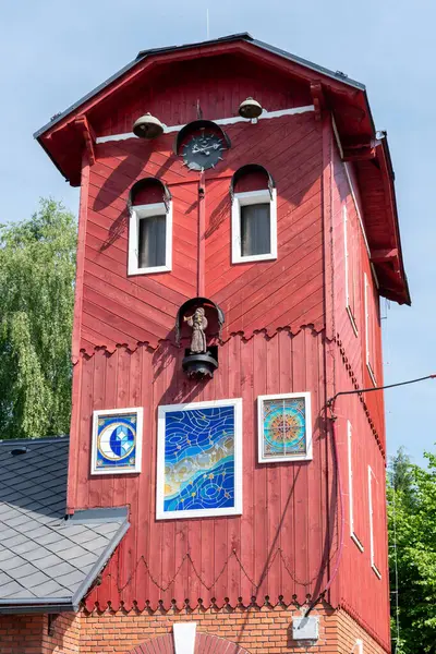 İlk Çek köyü astronomik saati. Astronomik saat eski itfaiye istasyonunun kulesine monte edilmiştir. Yazarı Martin Chaloupka 'ydı..