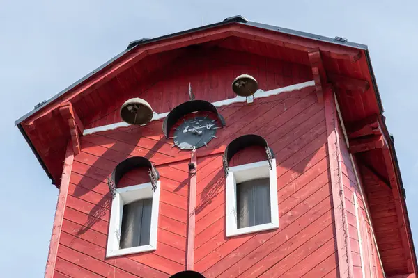 İlk Çek köyü astronomik saati. Astronomik saat eski itfaiye istasyonunun kulesine monte edilmiştir. Yazarı Martin Chaloupka 'ydı..