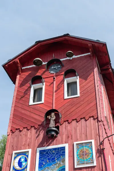 İlk Çek köyü astronomik saati. Astronomik saat eski itfaiye istasyonunun kulesine monte edilmiştir. Yazarı Martin Chaloupka 'ydı..