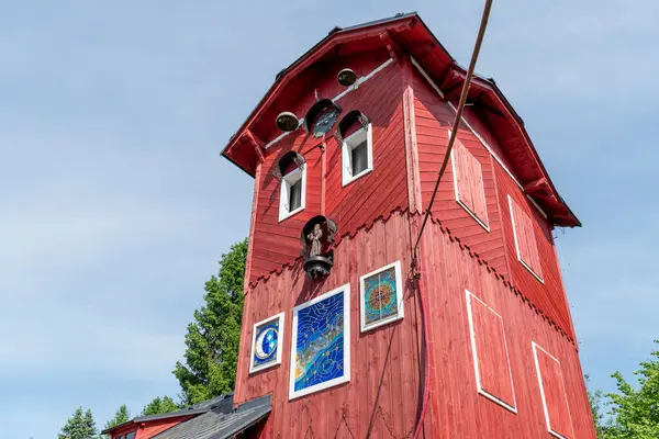 İlk Çek köyü astronomik saati. Astronomik saat eski itfaiye istasyonunun kulesine monte edilmiştir. Yazarı Martin Chaloupka 'ydı..