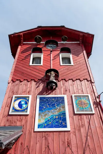 İlk Çek köyü astronomik saati. Astronomik saat eski itfaiye istasyonunun kulesine monte edilmiştir. Yazarı Martin Chaloupka 'ydı..